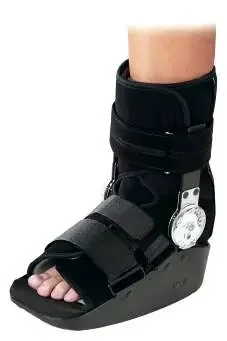 MaxTrax – Walker Boot Medium Hook and Loop Closure Male 5-1/2 to 10 / Female 6-1/2 to 11 Left or Right Foot – 79-95355